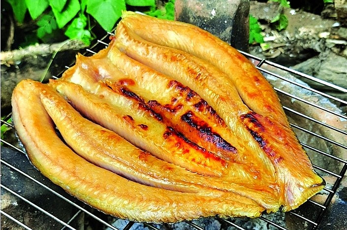 Nướng khô cá để làm gỏi
