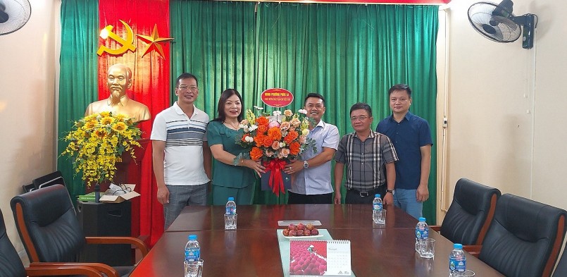 tặng hoa chúc mừng Tạp chí Thương hiệu & Sản phẩm nhân kỷ niệm 97 năm Ngày Báo chí Cách mạng Việt Nam (21/6/1925 - 21/6/2022).