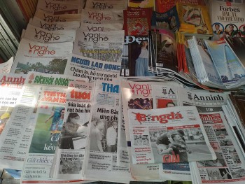 “Đỏ mắt” tìm sạp báo truyền thống giữa Hà Nội