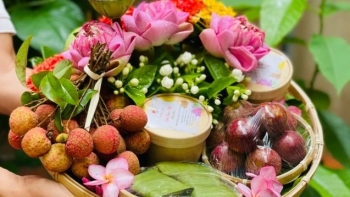 Mâm cúng tiền triệu hút khách dịp Tết Đoan Ngọ