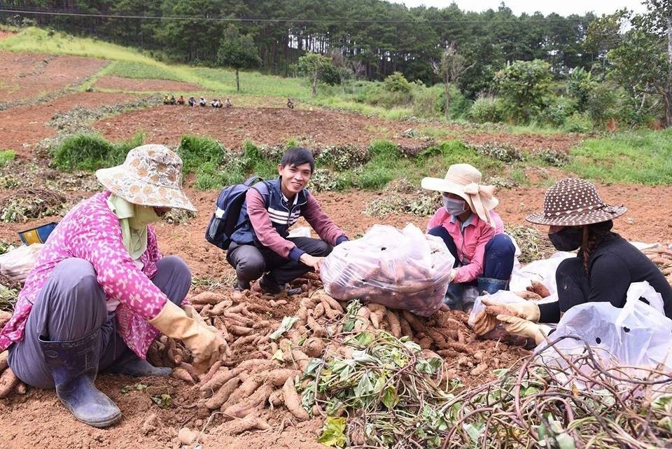 Phóng viên Trần Văn Yên -Tạp chí Thương hiệu và Sản phẩm thường trú tỉnh Lâm Đồng trong một lần tác nghiệp.
