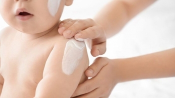 Có nên dùng kem chống nắng cho trẻ em?