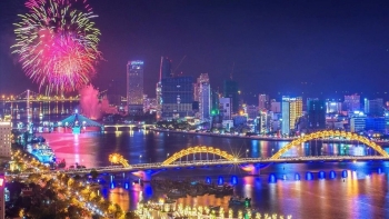 Du khách và người dân thích thú với màn trình diễn pháo hoa của hai đội Ba Lan và Anh