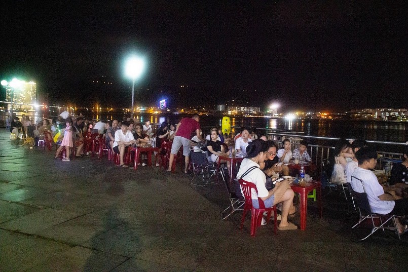 Du khách và người dân thích thú với màn trình diễn pháo hoa của hai đội Ba Lan và Anh