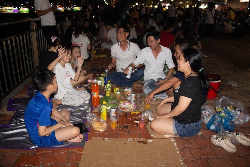 Du khách và người dân thích thú với màn trình diễn pháo hoa của hai đội Ba Lan và Anh