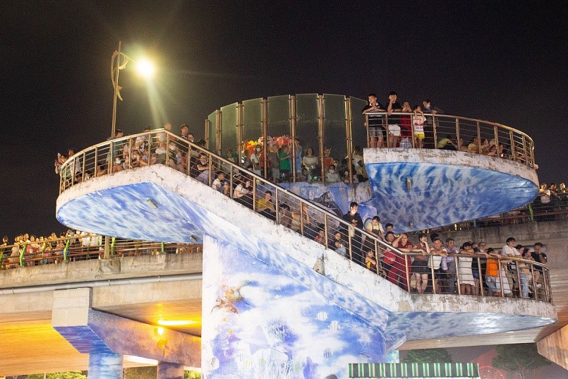 Du khách và người dân thích thú với màn trình diễn pháo hoa của hai đội Ba Lan và Anh