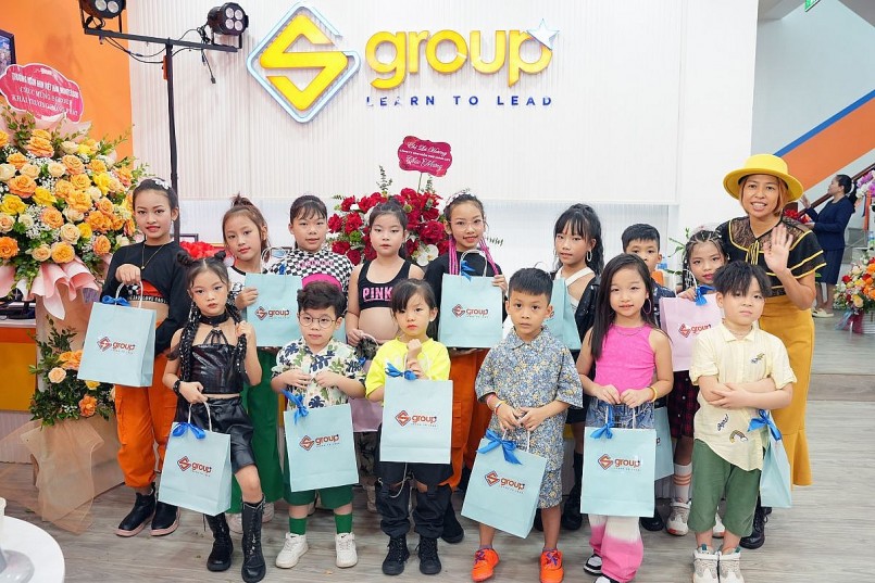 Các em nhỏ nhận quà tại buổi lễ khai trương.