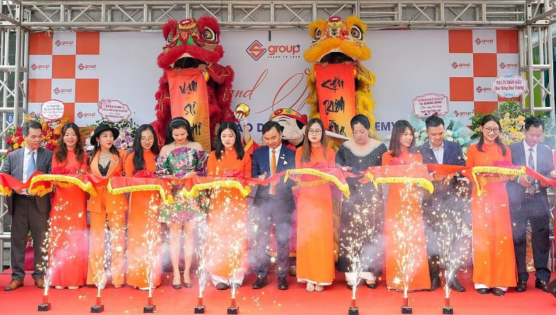 Lãnh đạo SGroup Academy cắt băng khai trương cơ sở đầu tiên tại quận Hà Đông, Hà Nội.