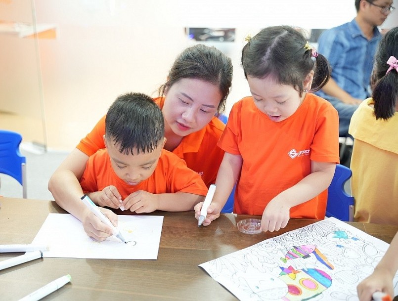 Các em nhỏ tham gia lớp học