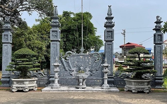 Hai cây sanh cổ được coi là bảo vật của làng Vị Khê được đặt trang trọng ở khu vực sân đình làng.