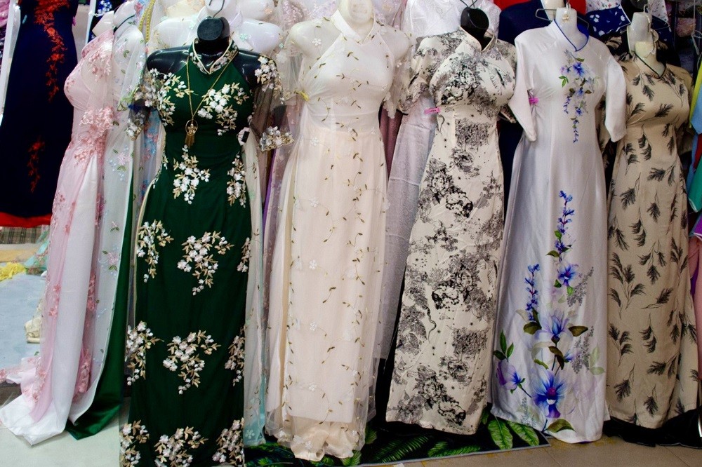 Du khách chuộng may áo dài lấy ngay tại chợ Hàn