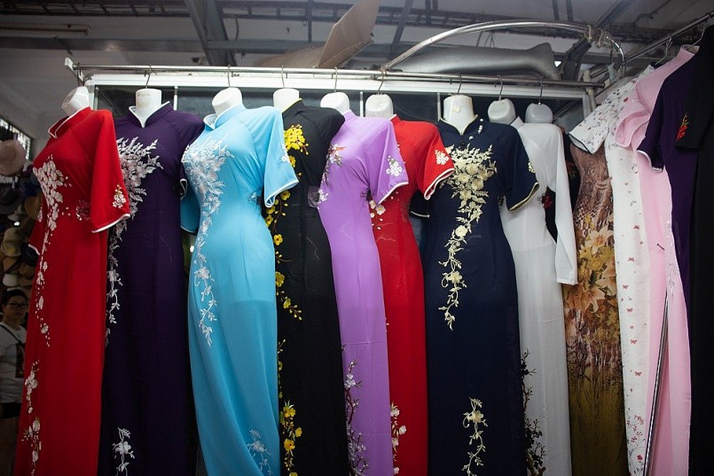 Du khách chuộng may áo dài lấy ngay tại chợ Hàn