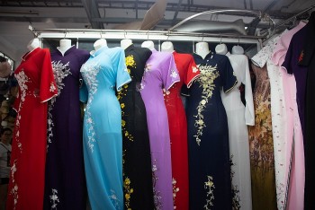 Du khách chuộng may áo dài lấy ngay tại chợ Hàn