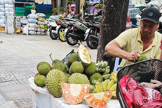 Mít ruột đỏ được bán vỉa hè với giá giảm liên tục chỉ ngang giá mít ruột vàng. Mít ruột đỏ được bán vỉa hè với giá giảm liên tục chỉ ngang giá mít ruột vàng.