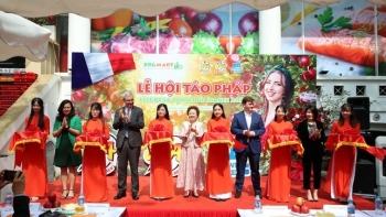 Rộn ràng mua sắm tại 'Lễ hội táo Pháp 2023'