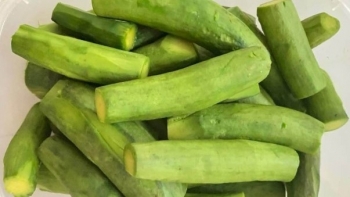 Quả bơ mini chỉ bé bằng ngón tay bất ngờ gây sốt, vì sao giá cao ngất dân buôn vẫn bán cả tạ mỗi ngày?