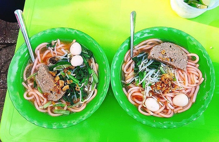Món bún này được nấu từ thịt cua và gạch cua, thêm hạt điều để có màu đỏ tự nhiên