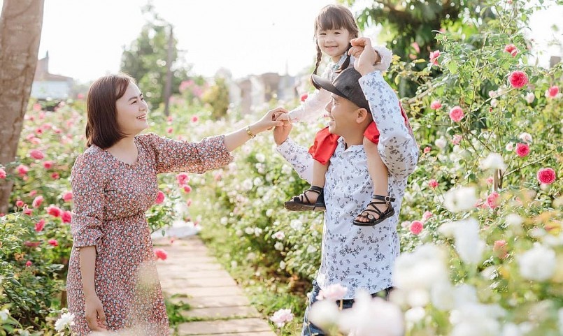 Hai vợ chồng muốn tặng vườn hoa hồng này cho con gái yêu của mình.