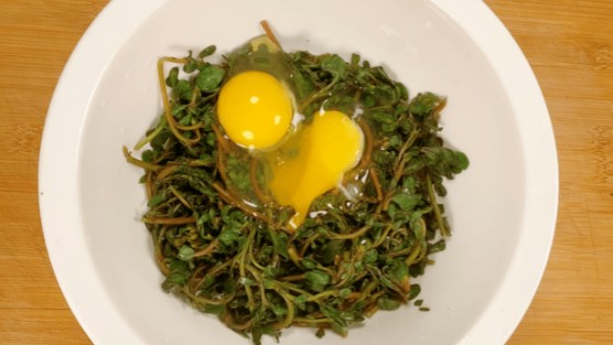 Loại rau giàu vitamin E gấp 7 lần xà lách, nhổ một nắm về rán với trứng, ngon đến mức nhà giàu còn ham