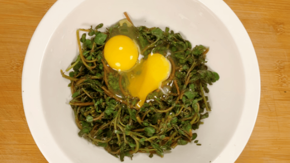 Loại rau giàu vitamin E gấp 7 lần xà lách, nhổ một nắm về rán với trứng, ngon đến mức nhà giàu còn ham