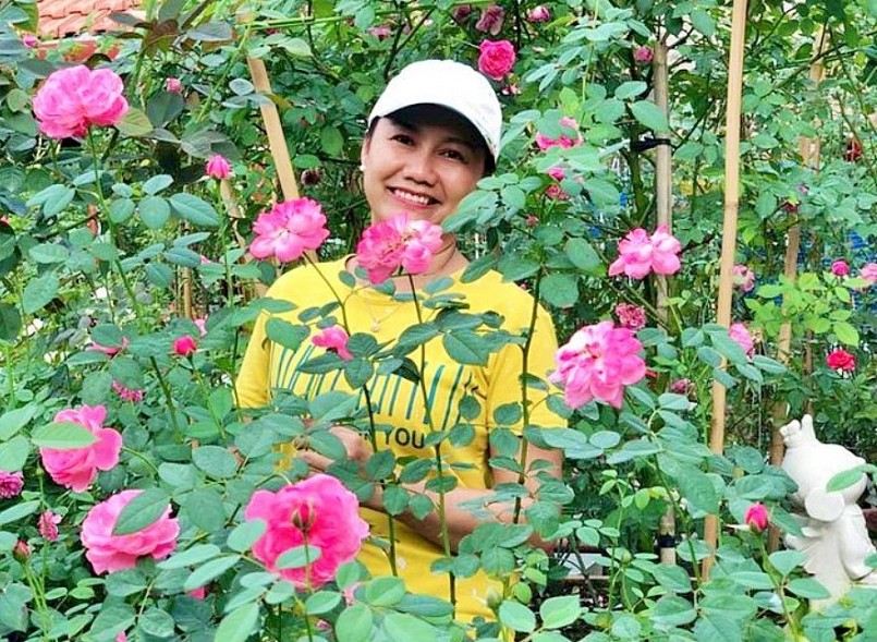 Sau hơn 30 năm nghèo khó, phải đi ở trọ, chị Khanh mới hiện thực hóa ước mơ trồng hoa hồng từ thuở bé của mình. 