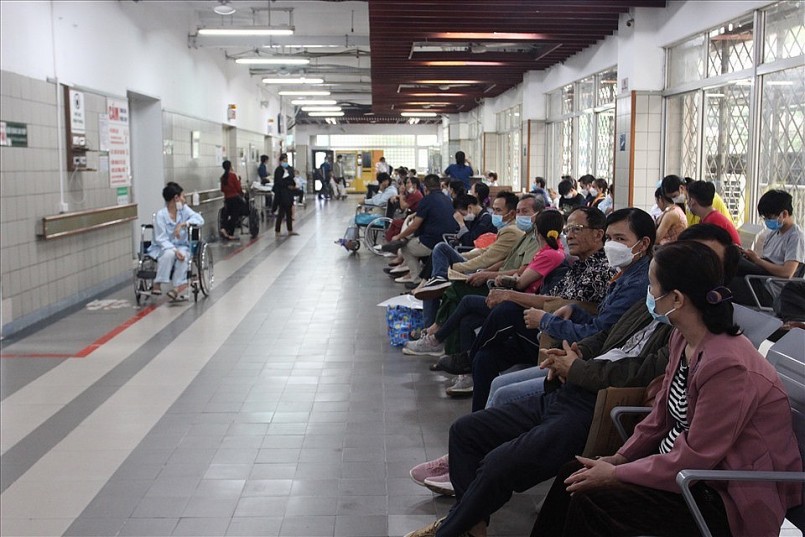 Người bệnh chờ khám tại bệnh viện. Ảnh: Thuỳ Linh