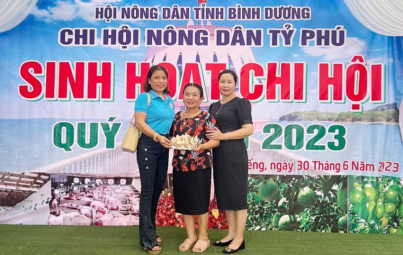 Chị Vũ Thị Tuất (giữa) kiếm tiền tỷ từ nuôi chim yến, là nông dân sản xuất kinh doanh giỏi của tỉnh Bình Dương.