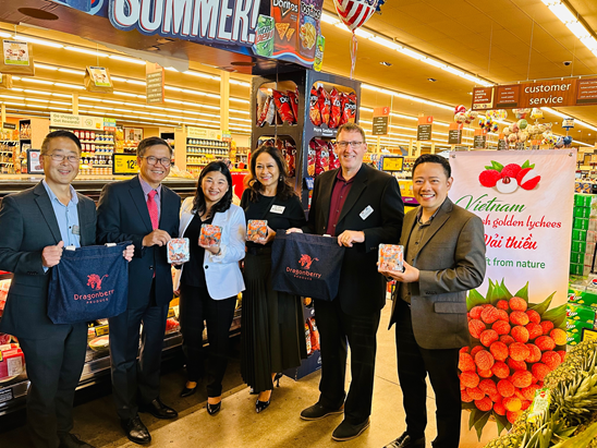 Tổng Lãnh sự Việt Nam tại San Francisco Hoàng Anh Tuấn, bà Amy Nguyễn, Chủ tịch Dragonberry, ông James Molamphy, Produce Sales Manager, ông Stuart Kitayama, Produce Assistant Sales Manager của hệ thống siêu thị Safeway & Albertsons vui mừng chào đón trái vải Việt Nam tại lễ khai trương bán hàng tại siêu thị Safeway Tổng Lãnh sự Việt Nam tại San Francisco Hoàng Anh Tuấn, bà Amy Nguyễn, Chủ tịch Dragonberry, ông James Molamphy, Produce Sales Manager, ông Stuart Kitayama, Produce Assistant Sales Manager của hệ thống siêu thị Safeway & Albertsons vui mừng chào đón trái vải Việt Nam tại lễ khai trương bán hàng tại siêu thị Safeway