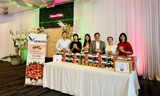 Gian hàng giới thiệu đặc sản vải Bắc Giang tại Nam California do VENUSA phối hợp với Chi nhánh Thương vụ Việt Nam tại San Francisco tổ chức Gian hàng giới thiệu đặc sản vải Bắc Giang tại Nam California do VENUSA phối hợp với Chi nhánh Thương vụ Việt Nam tại San Francisco tổ chức