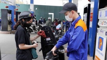 Giá xăng giảm gần 600 đồng/lít