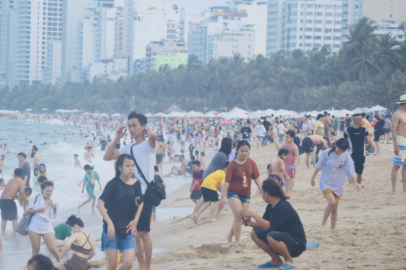 Bãi biển luôn đông nghịt người vui chơi, tắm biển