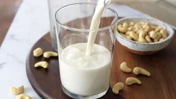 Ai không nên uống sữa hạt?