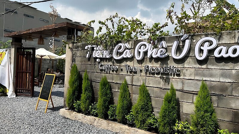 Tiệm cà phê Ú Pao tọa lạc tại đường Phạm Văn Đồng