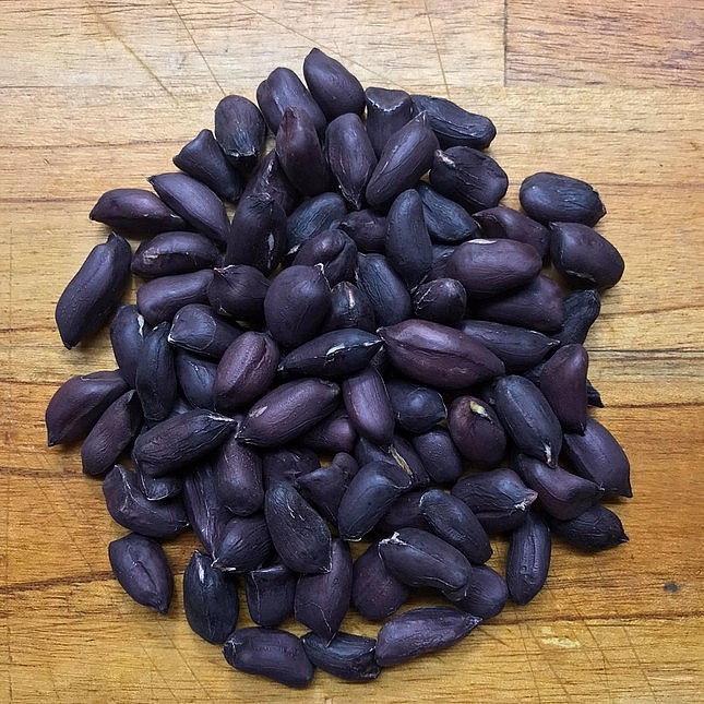 Lạc đen có giá cao gấp 3 lần lạc trắng