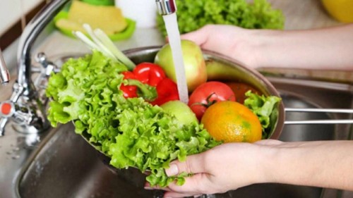 Rửa rau dưới vòi nước xưa rồi, làm động tác này khi rửa để đánh tan thuốc trừ sâu trên rau