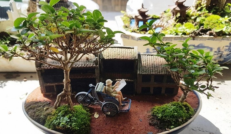 Không gian tác phẩm siêu mini phối kết hợp cùng phụ kiện căn nhà rất hài hòa, thu hút người xem.