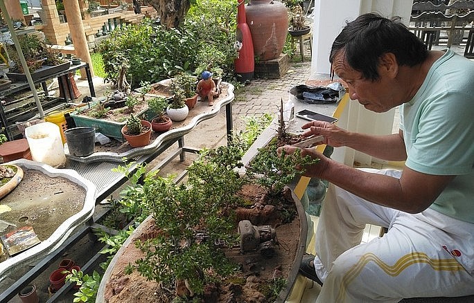 Ông Nguyễn Văn Phúng chăm chút từng tác phẩm của mình.