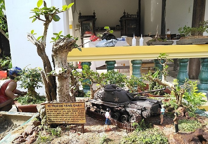 Người nghệ nhân phải bỏ nhiều công sức và ý tưởng, sưu tập nhiều vật dụng để làm nên một tiểu cảnh nghệ thuật.