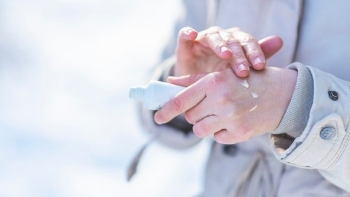 7 sai lầm khi dùng kem chống nắng khiến da ngày càng sạm đen