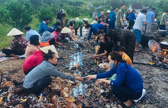 Hàng trăm người tham gia sơ chế gà tại chỗ.