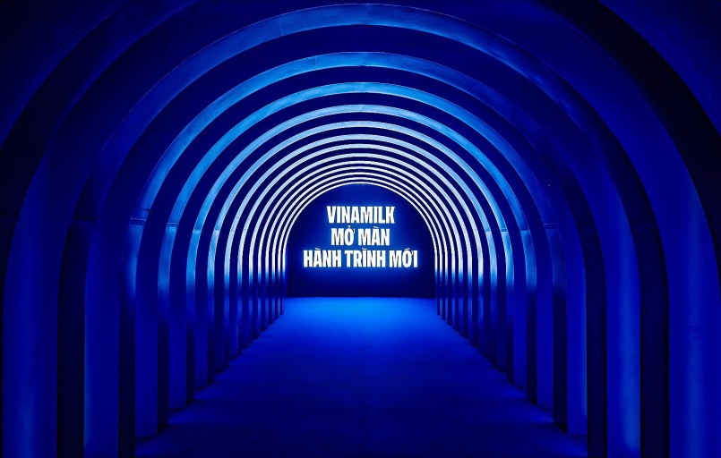 Không gian trước sự kiện gợi cảm giác tò mò cho người xem về bộ nhận diện thương hiệu mới.