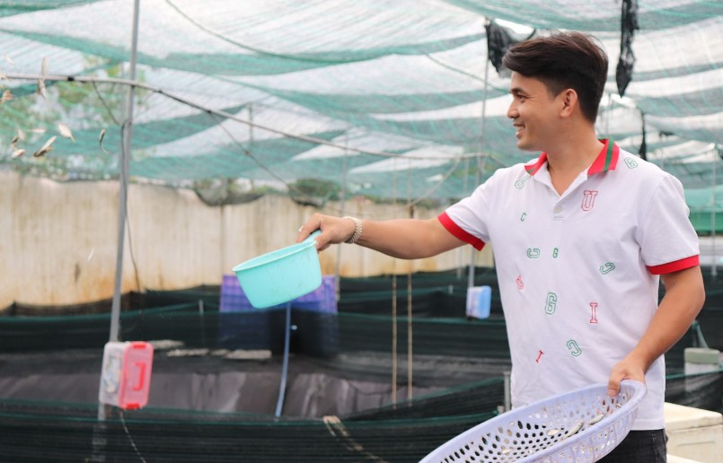 Anh Võ Minh Trí quyết tâm theo đuổi đam mê, nuôi thành công hàng ngàn con cá rồng.