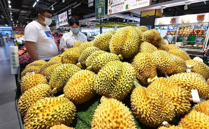 Những gian hàng bán sầu riêng tại siêu thị ở Trung Quốc luôn thu hút sự quan tâm của khách hàng.