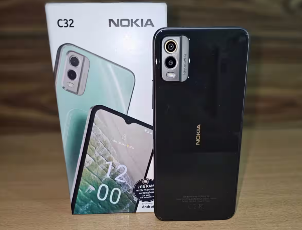 Máy có RAM lưu trữ 16GB, bộ nhớ trong là 256GB, 512GB và 1TB.