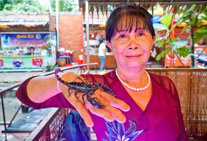 Bà Kim Giàu với con bò cạp còn sống Bà Kim Giàu với con bò cạp còn sống