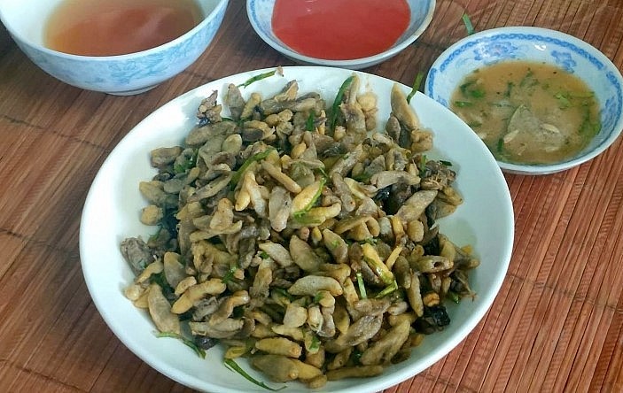 Nhộng ong rừng rang lá chanh, món đặc sản chỉ được thưởng thức khi vào mùa.