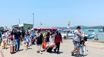 Đưa 8.000 du khách trên đảo Cô Tô về đất liền tránh bão