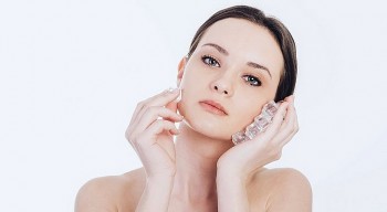 Cách chăm sóc da mặt từ đá viên