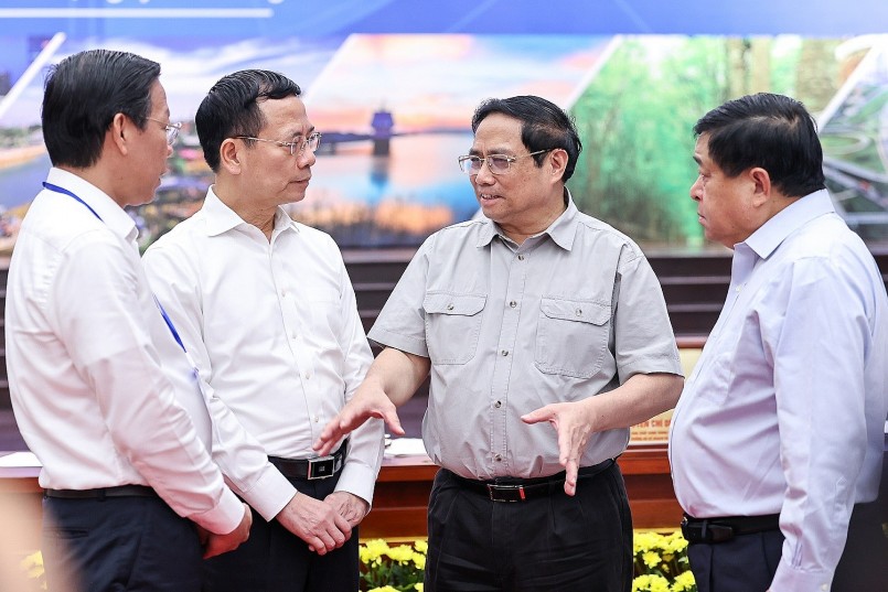 Thủ tướng trao đổi với các đại biểu tại Hội nghị - Ảnh: VGP Thủ tướng trao đổi với các đại biểu tại Hội nghị - Ảnh: VGP