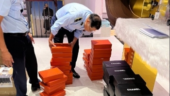 Khánh Hòa: Tạm giữ 100 đôi dép giả mạo nhãn hiệu, trị giá 60,2 triệu đồng